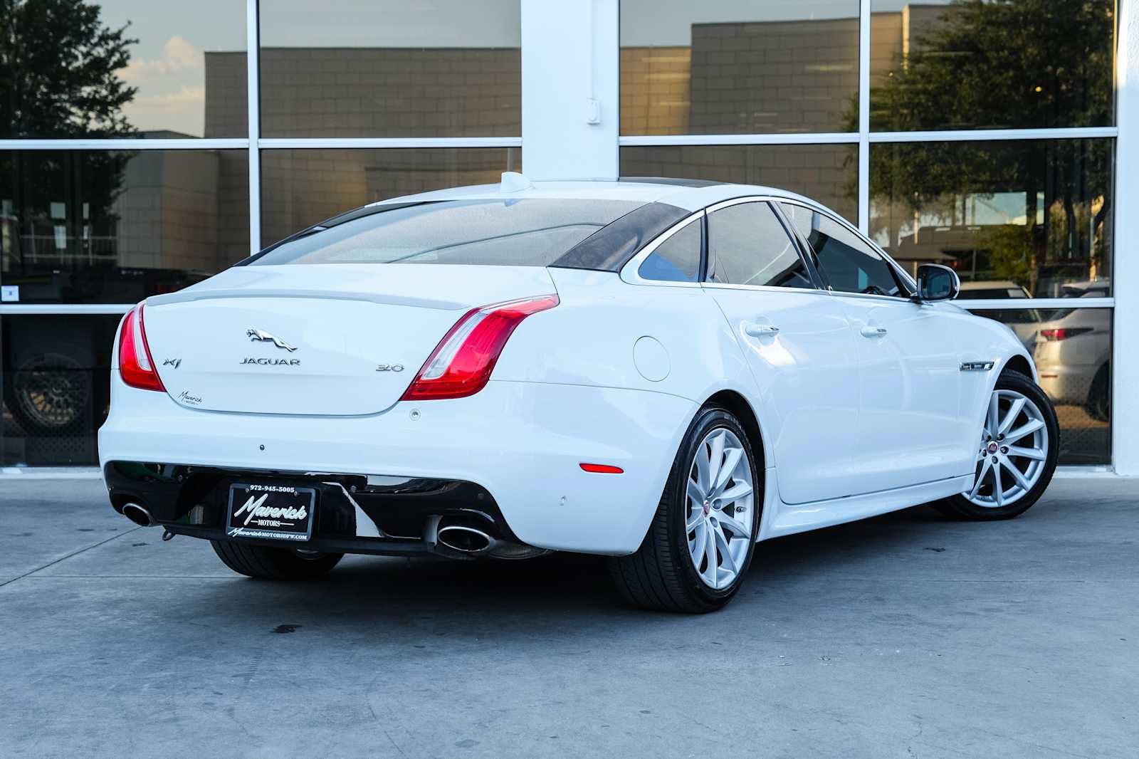 Used 2017 Jaguar XJ R-Sport RWD image 11
