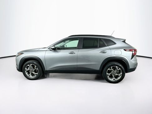 Used 2025 Chevrolet Trax LT w/ LT Convenience Package FWD image 4