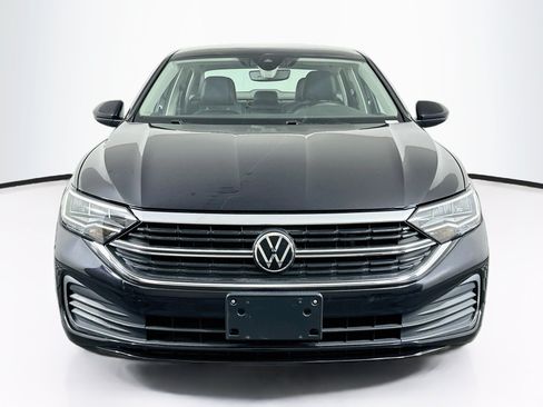 Used 2023 Volkswagen Jetta SE FWD image 2