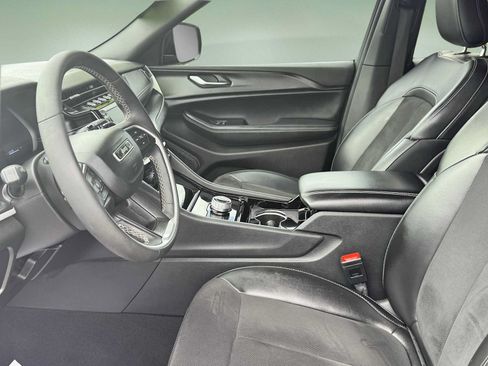 Used 2023 Jeep Grand Cherokee Altitude AWD/4WD image 9