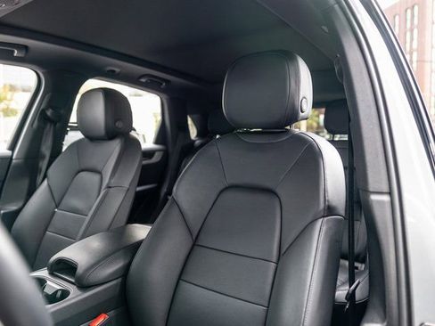Certified 2025 Porsche Cayenne AWD/4WD image 5