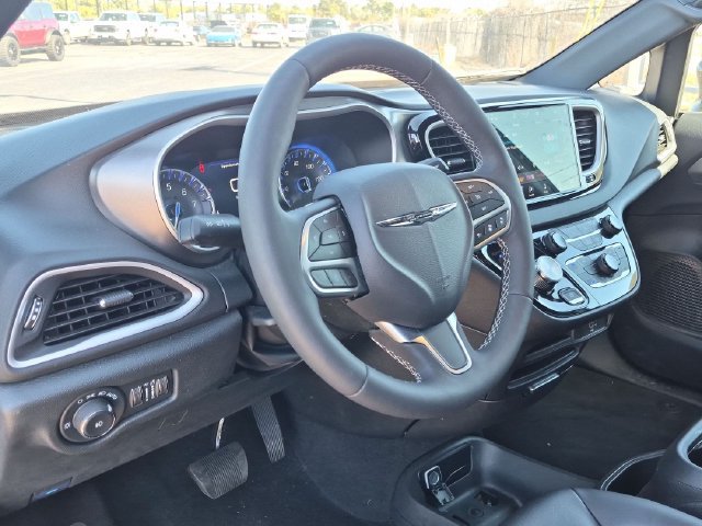 Used 2026 Chrysler Pacifica Select FWD image 10