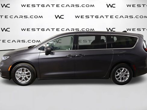 Used 2023 Chrysler Pacifica Touring-L FWD image 5