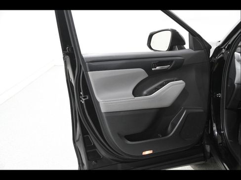 Used 2023 Toyota Highlander XLE image 4