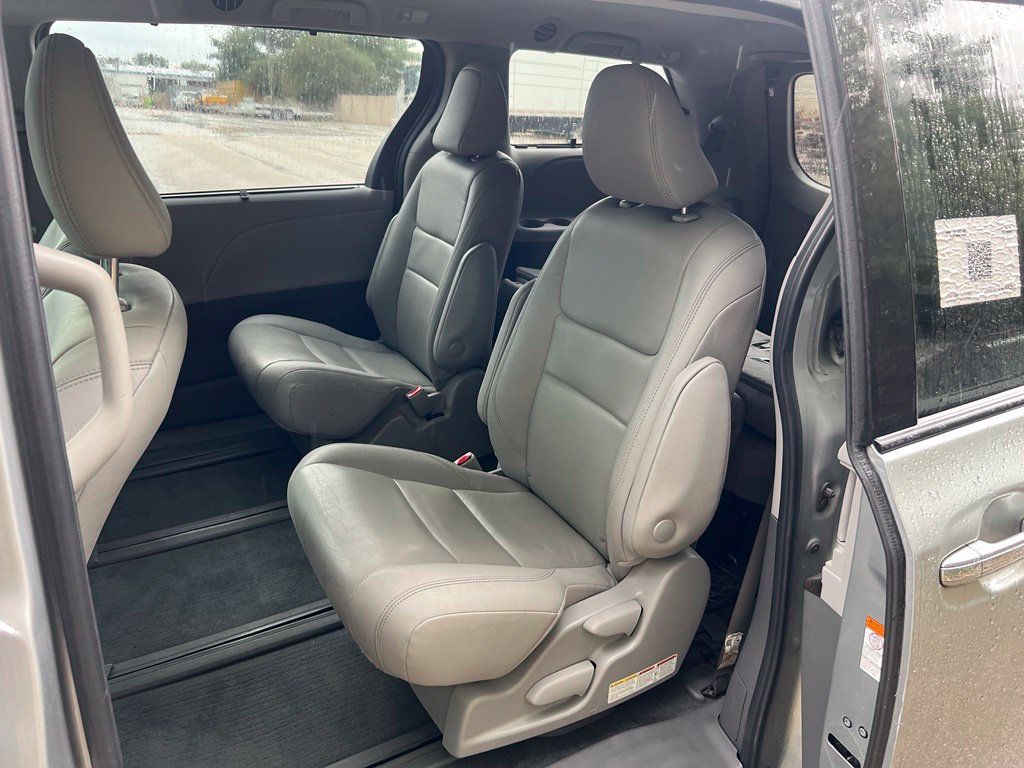 Used 2020 Toyota Sienna XLE AWD/4WD image 30