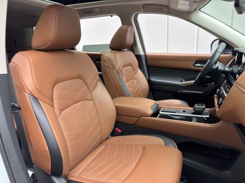 Used 2025 Nissan Pathfinder Platinum FWD image 38