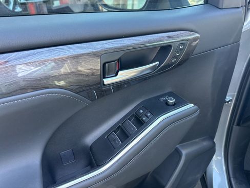 Used 2026 Toyota Highlander Limited AWD/4WD image 5