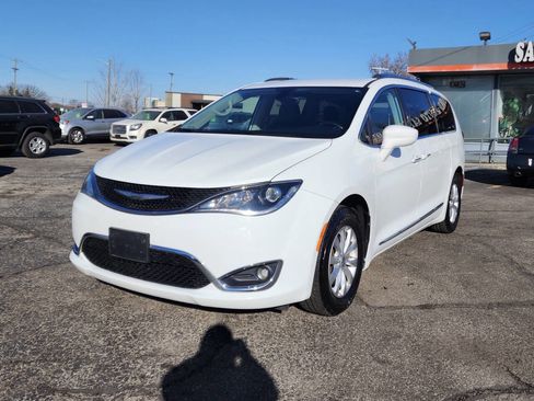 Used 2018 Chrysler Pacifica Touring-L image 1