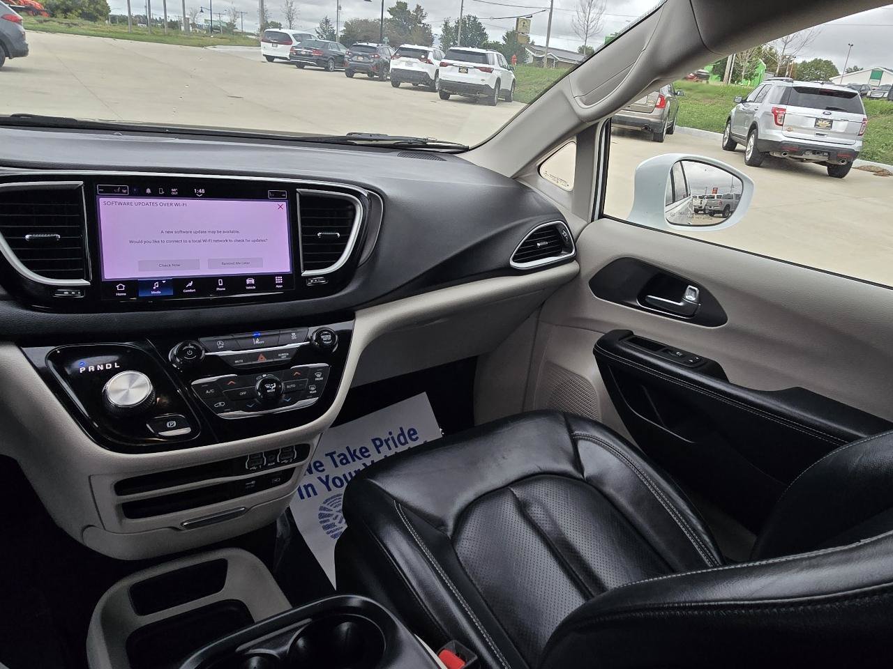 Used 2022 Chrysler Pacifica Touring-L FWD image 12
