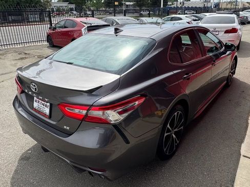 Used 2020 Toyota Camry SE image 5
