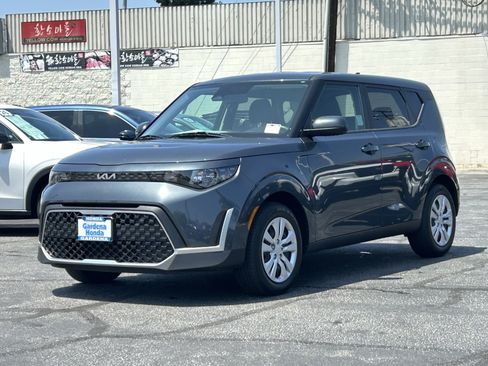 Used 2025 Kia Soul LX FWD image 3