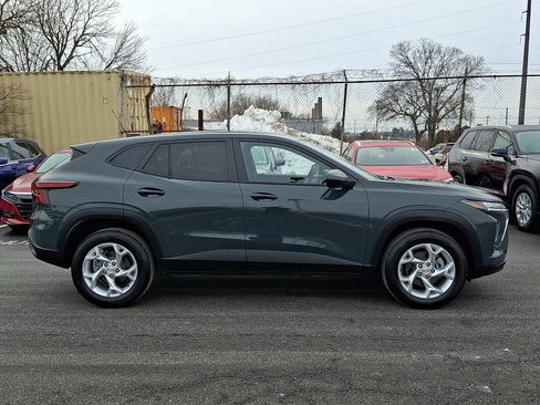 Used 2025 Chevrolet Trax LS w/ LS Convenience Package image 7