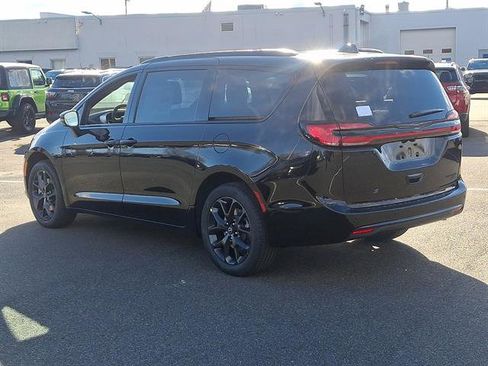 New 2026 Chrysler Pacifica Limited w/ S Appearance Package image 3