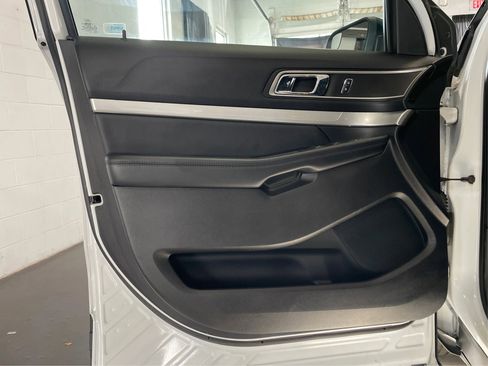 Used 2017 Ford Explorer XLT image 23