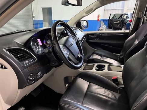 Used 2012 Chrysler Town & Country Limited w/ Luxury Group FWD image 20
