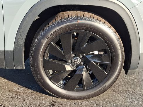 Certified 2025 Volkswagen Atlas Cross Sport SE w/ Panoramic Sunroof Package image 8