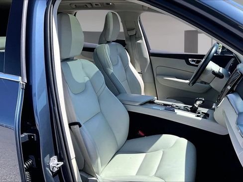 Used 2019 Volvo XC60 T5 Momentum w/ Premium Package AWD/4WD image 7