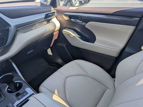 Used 2022 Toyota Highlander Limited image 17