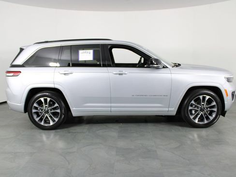 Used 2025 Jeep Grand Cherokee Overland AWD/4WD image 13