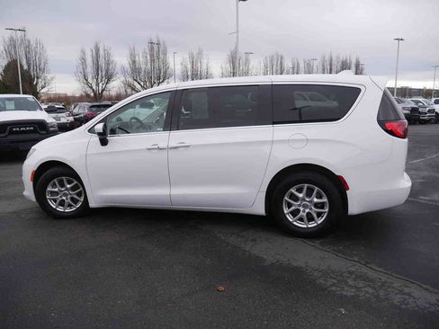 Used 2020 Chrysler Voyager LX image 15