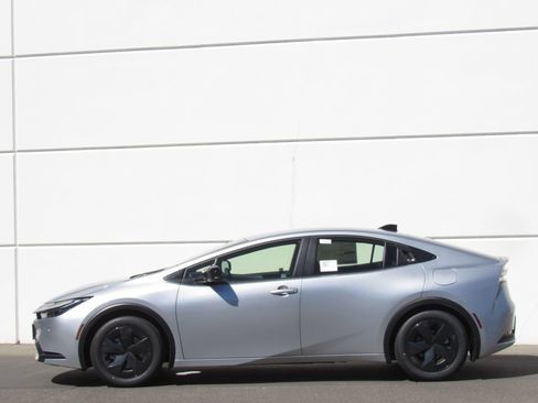 Used 2026 Toyota Prius Plug-In Hybrid FWD image 4