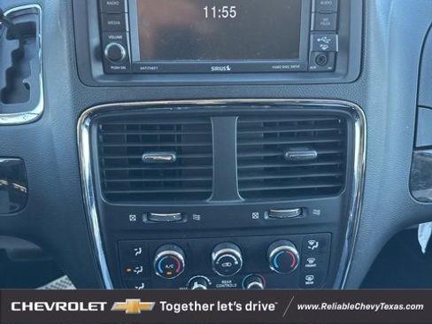 Used 2018 Dodge Grand Caravan SE w/ UConnect Hands-Free Group image 23