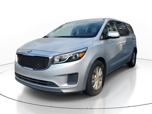 Used 2017 Kia Sedona L image 3