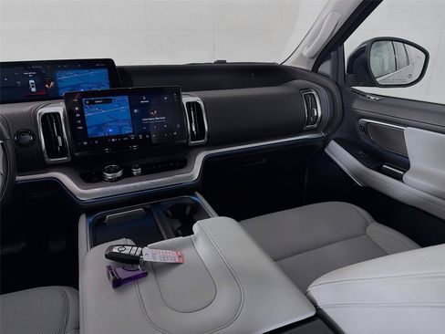 Used 2025 Ford Expedition Platinum AWD/4WD image 28