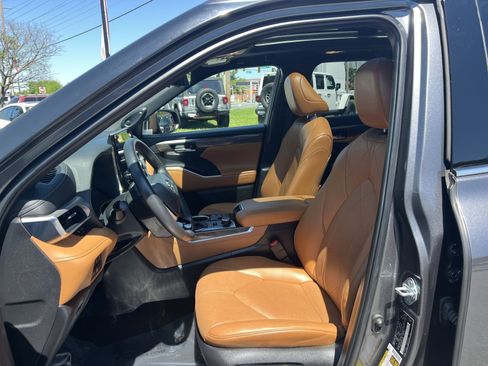 Used 2023 Toyota Highlander Platinum image 21