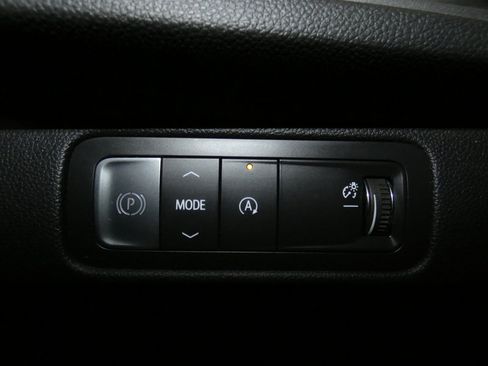 Used 2025 Chevrolet Traverse LT image 17