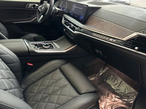 Used 2025 BMW X7 xDrive40i w/ M Sport Package image 32