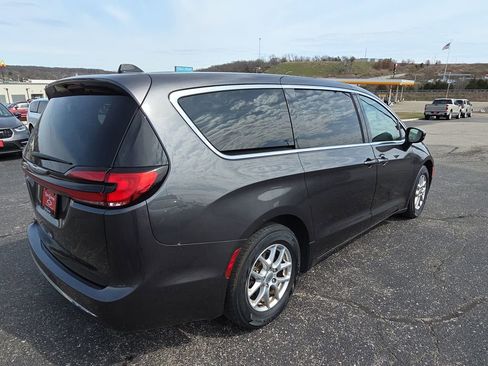 Used 2023 Chrysler Pacifica Touring-L FWD image 8
