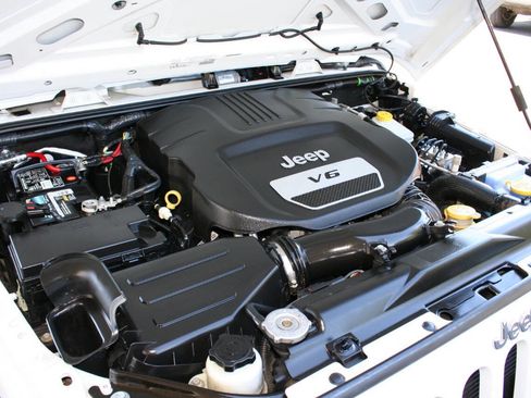 Used 2018 Jeep Wrangler Unlimited Sport w/ Connectivity Group image 28