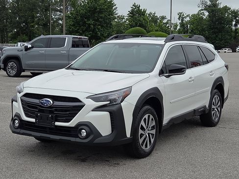 Used 2025 Subaru Outback Premium AWD/4WD image 2