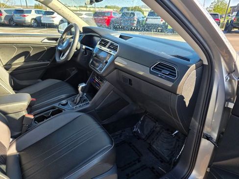 Used 2022 Volkswagen Tiguan SE w/ Panoramic Sunroof Package AWD/4WD image 9