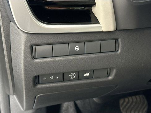 Used 2024 Nissan Rogue SL AWD/4WD image 16