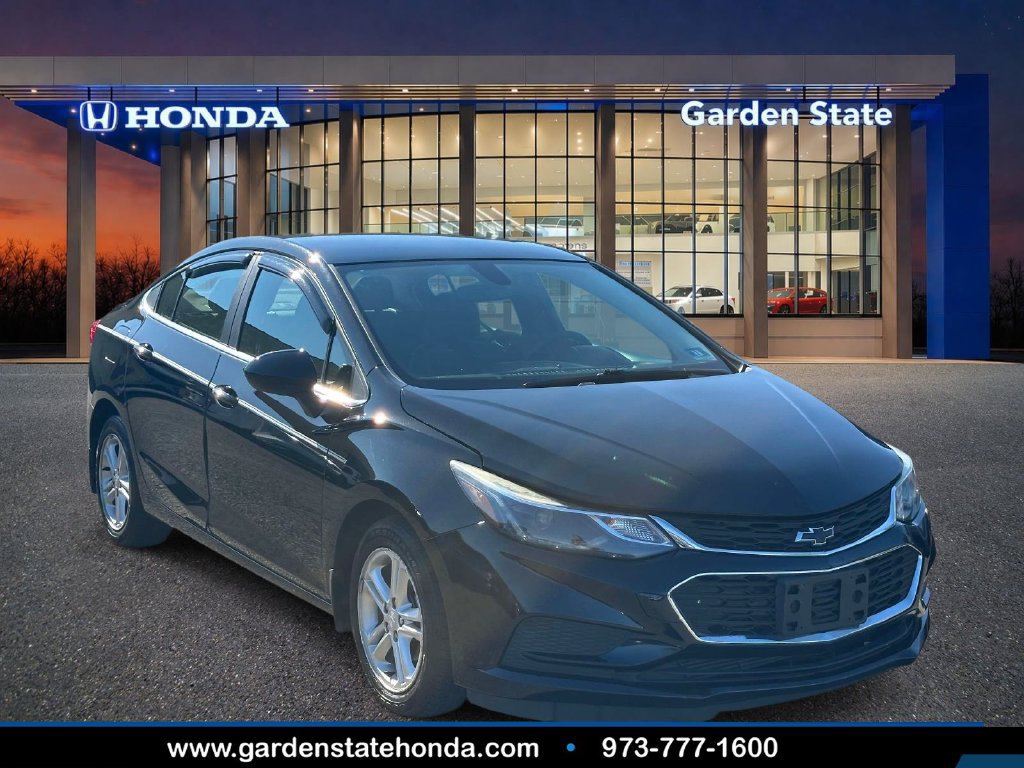 Used 2018 Chevrolet Cruze LT w/ Convenience Package FWD image 2