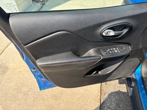 Used 2021 Jeep Cherokee Trailhawk AWD/4WD image 11