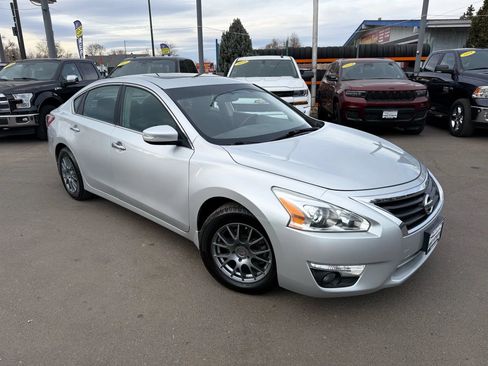 Used 2013 Nissan Altima 3.5 SV w/ Navigation Pkg FWD image 3