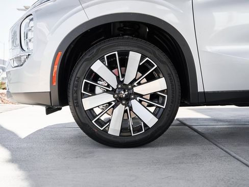 New 2025 Mitsubishi Outlander SE image 3