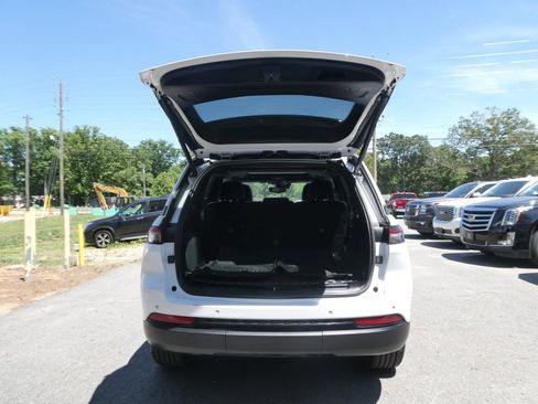 Used 2023 Jeep Grand Cherokee Altitude AWD/4WD image 7