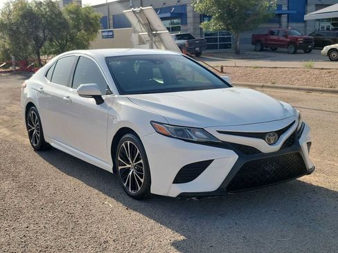 Used 2018 Toyota Camry SE w/ Convenience Package FWD image 2