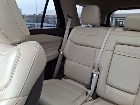 Used 2020 Ford Explorer Platinum image 18