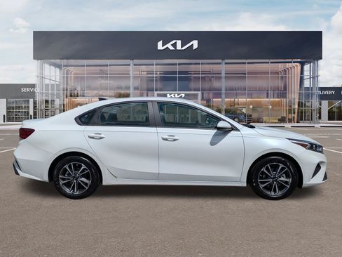 Certified 2024 Kia Forte LXS FWD image 3