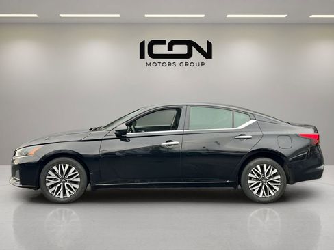 Used 2024 Nissan Altima 2.5 SV image 2