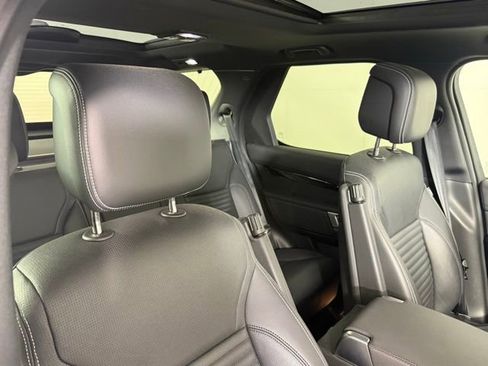 Certified 2025 Land Rover Discovery S AWD/4WD image 29