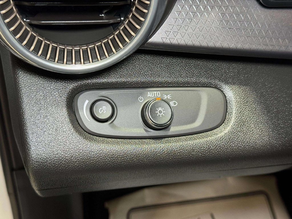 Used 2025 Chevrolet Trax ACTIV w/ Sunroof Package FWD image 9