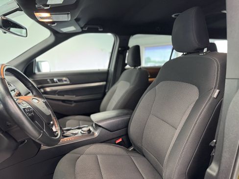 Used 2019 Ford Explorer XLT w/ Equipment Group 201A AWD/4WD image 15