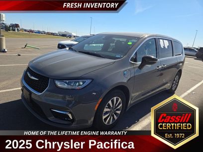 Used 2025 Chrysler Pacifica Select