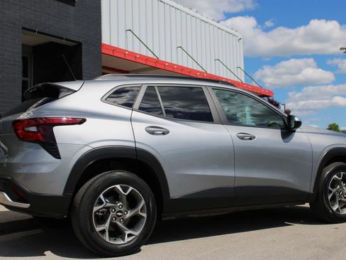 Used 2025 Chevrolet Trax LT w/ LT Convenience Package FWD image 6